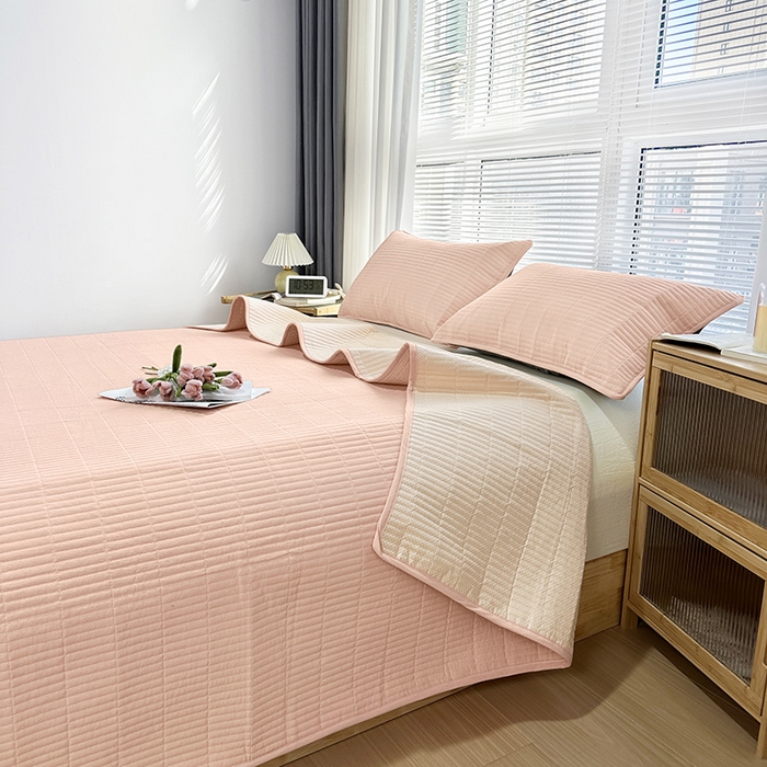 91家纺网 家纺一手货源 找家纺 （总）拾小柒 2025新款全棉色织水洗棉夹棉防滑床盖防水款