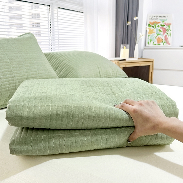 91家纺网 家纺一手货源 找家纺 拾小柒 2025新款全棉色织水洗棉夹棉防滑床盖防水款 浅绿色