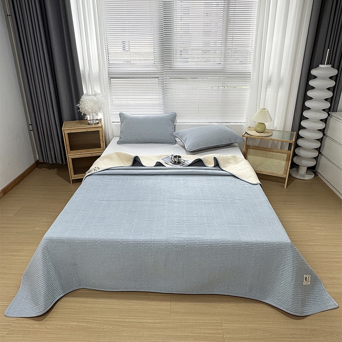 91家纺网 家纺一手货源 找家纺 拾小柒 2025新款全棉色织水洗棉防滑夹棉床盖三四件套 浅蓝色