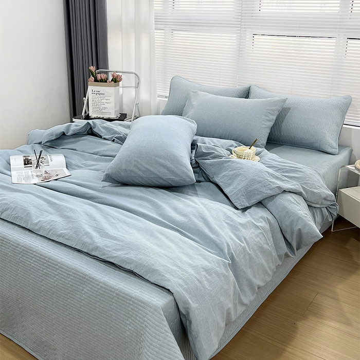 91家纺网 家纺一手货源 找家纺 拾小柒 2025新款全棉色织水洗棉防滑夹棉床盖三四件套 浅蓝色