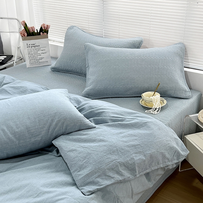 91家纺网 家纺一手货源 找家纺 拾小柒 2025新款全棉色织水洗棉防滑夹棉床盖三四件套 浅蓝色