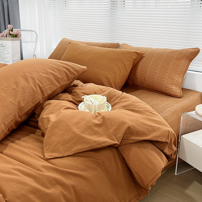 91家纺网 家纺一手货源 找家纺 拾小柒 2025新款全棉色织水洗棉防滑夹棉床盖三四件套 焦糖色