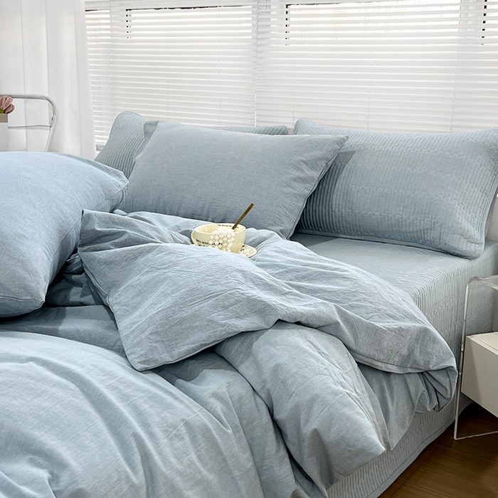 91家纺网 家纺一手货源 找家纺 拾小柒 2025新款全棉色织水洗棉防滑夹棉床盖三四件套 浅蓝色