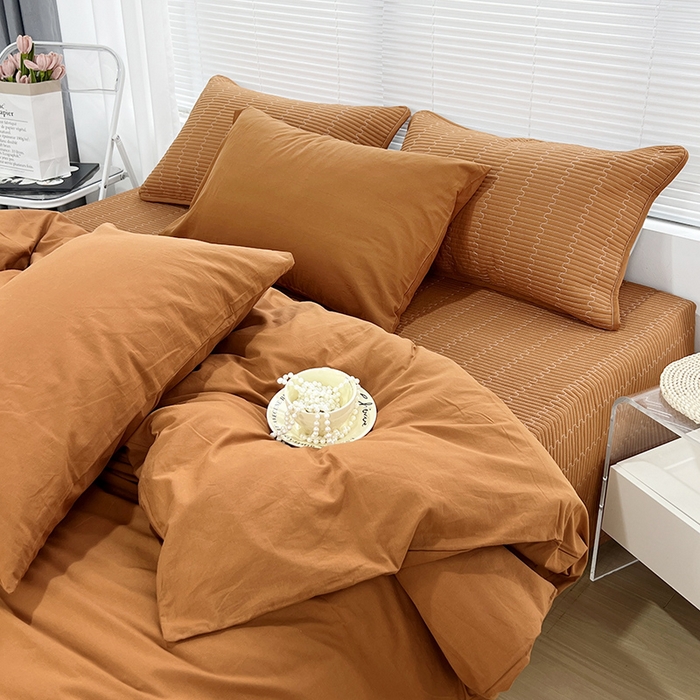 91家纺网 家纺一手货源 找家纺 拾小柒 2025新款全棉色织水洗棉防滑夹棉床盖三四件套 焦糖色
