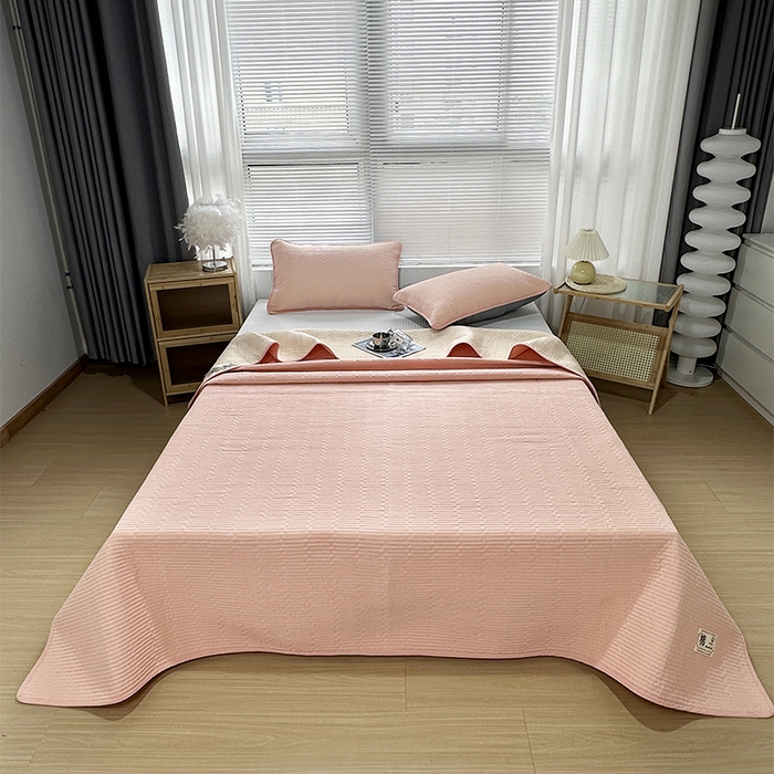 91家纺网 家纺一手货源 找家纺 拾小柒 2025新款全棉色织水洗棉防滑夹棉床盖三四件套 粉玉色