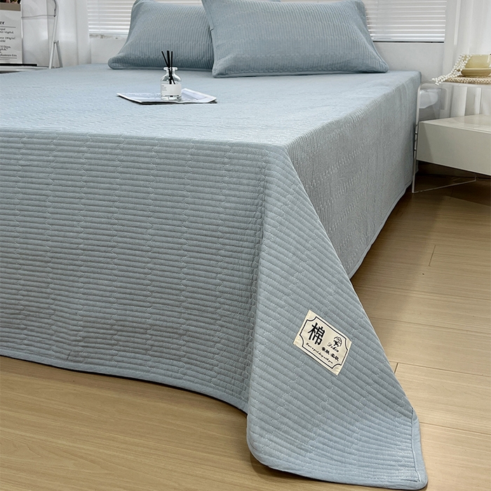 91家纺网 家纺一手货源 找家纺 拾小柒 2025新款全棉色织水洗棉防滑夹棉床盖三四件套 浅蓝色