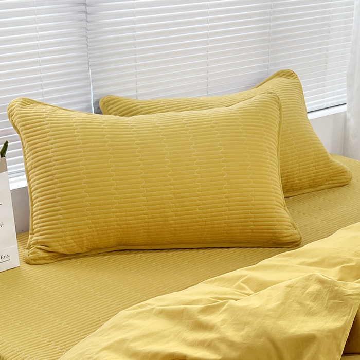 91家纺网 家纺一手货源 找家纺 拾小柒 2025新款全棉色织水洗棉夹棉隔脏污枕套 姜黄色