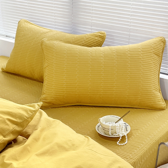 91家纺网 家纺一手货源 找家纺 拾小柒 2025新款全棉色织水洗棉夹棉隔脏污枕套 姜黄色