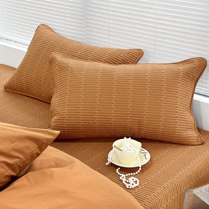 91家纺网 家纺一手货源 找家纺 拾小柒 2025新款全棉色织水洗棉夹棉隔脏污枕套 焦糖色