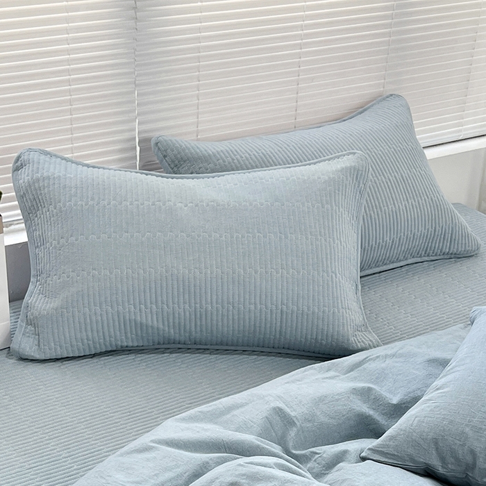 91家纺网 家纺一手货源 找家纺 拾小柒 2025新款全棉色织水洗棉夹棉隔脏污枕套 浅蓝色
