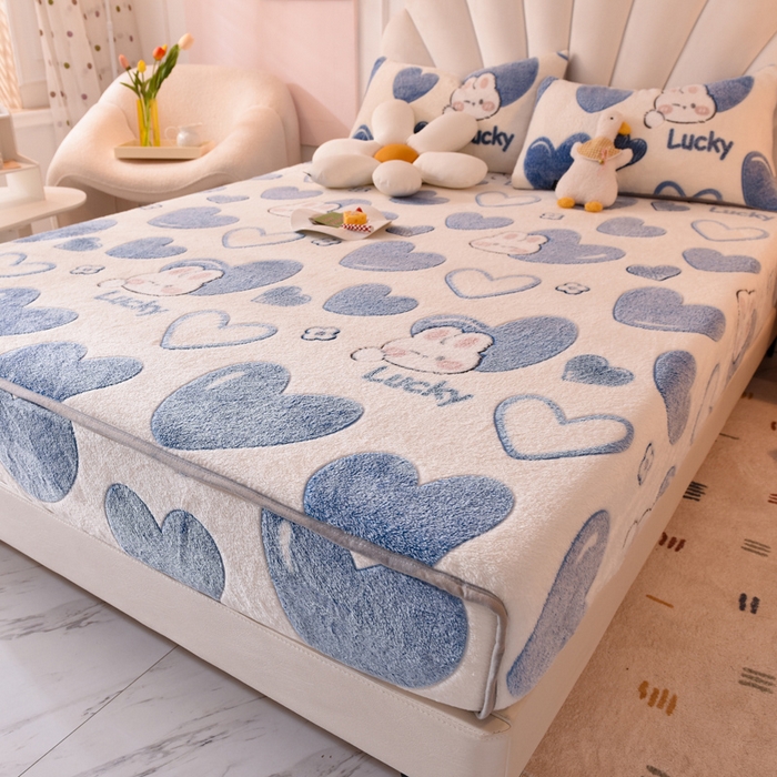 91家纺网 家纺一手货源 找家纺 慕梵家居2025新款雪花绒床笠 爱心兔