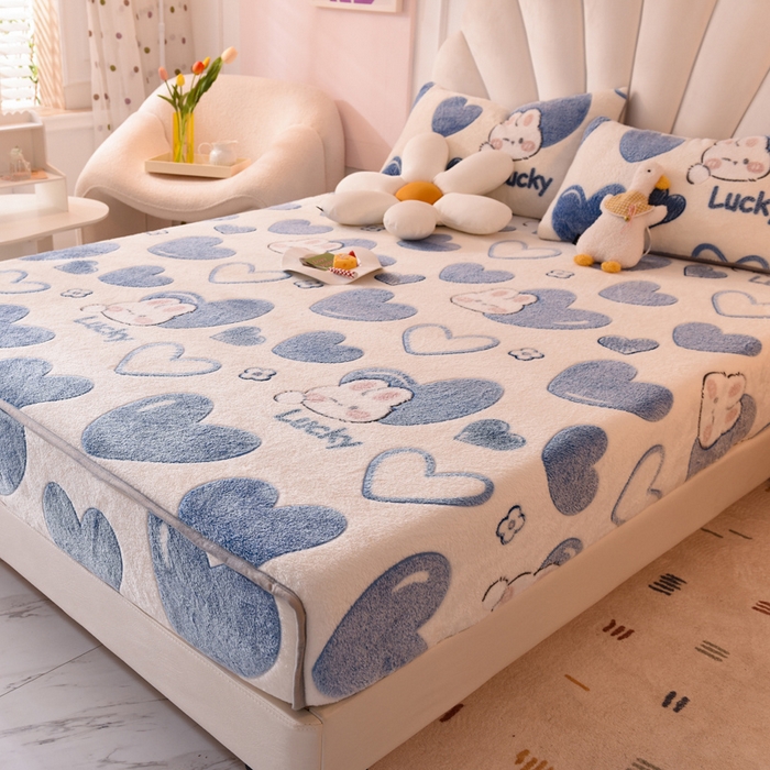 91家纺网 家纺一手货源 找家纺 慕梵家居2025新款雪花绒床笠 爱心兔