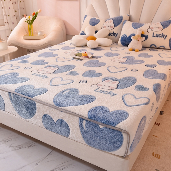 91家纺网 家纺一手货源 找家纺 慕梵家居2025新款雪花绒床笠 爱心兔