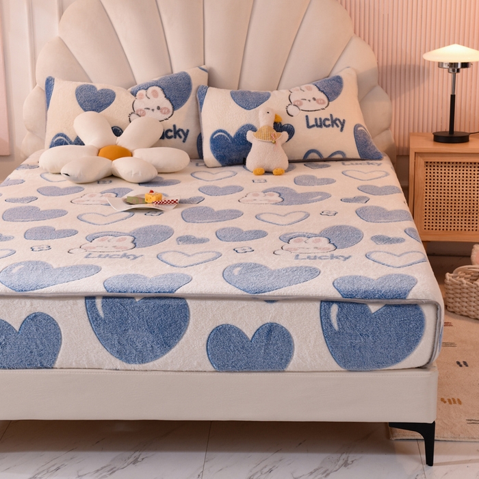 91家纺网 家纺一手货源 找家纺 慕梵家居2025新款雪花绒床笠 爱心兔