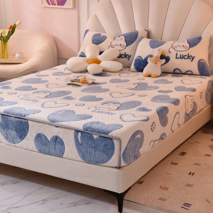 91家纺网 家纺一手货源 找家纺 慕梵家居2025新款雪花绒床笠 爱心兔