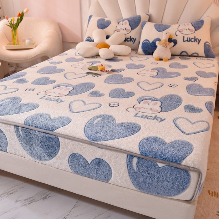 91家纺网 家纺一手货源 找家纺 慕梵家居2025新款雪花绒床笠 爱心兔