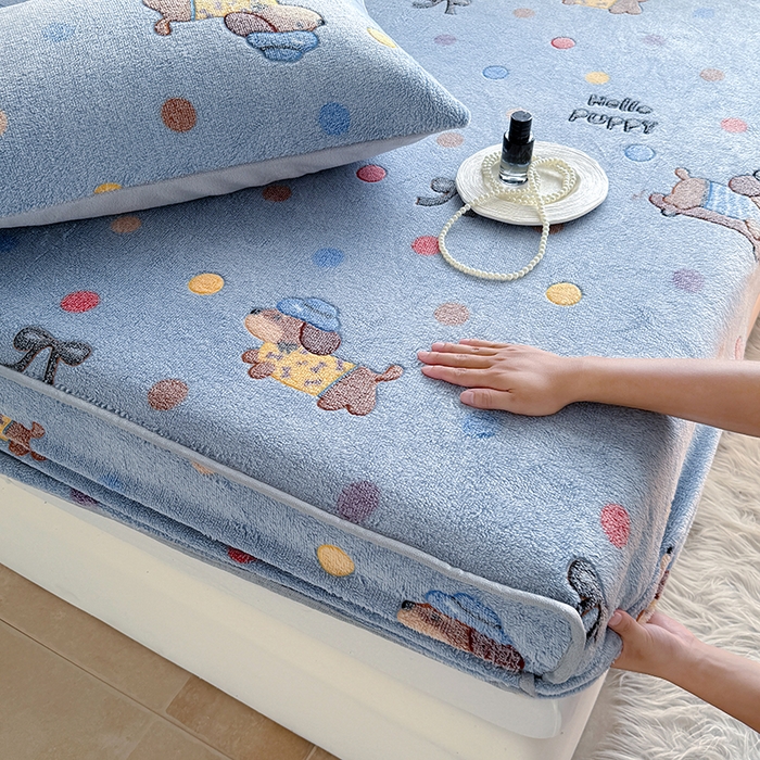 91家纺网 家纺一手货源 找家纺 慕梵家居2025新款雪花绒床笠 波点小腊肠