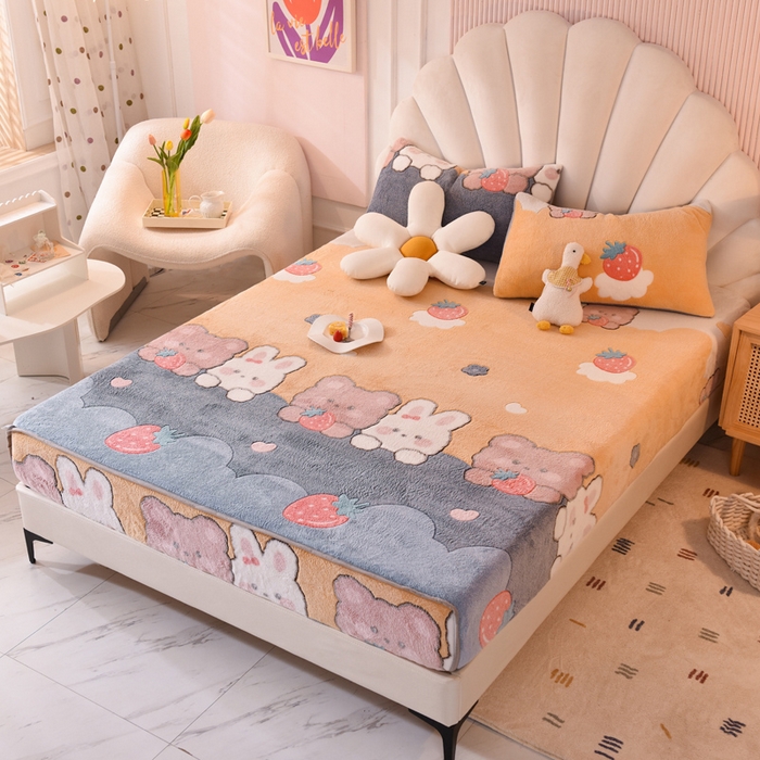 91家纺网 家纺一手货源 找家纺 慕梵家居2025新款雪花绒床笠 草莓兔