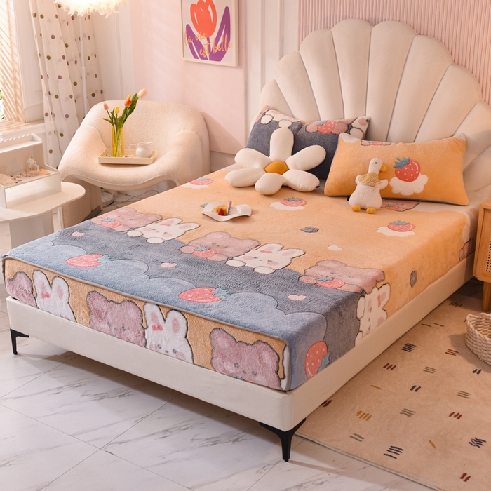 91家纺网 家纺一手货源 找家纺 慕梵家居2025新款雪花绒床笠 草莓兔