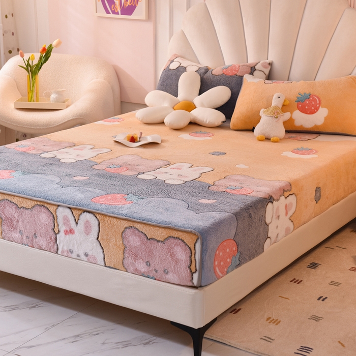 91家纺网 家纺一手货源 找家纺 慕梵家居2025新款雪花绒床笠 草莓兔