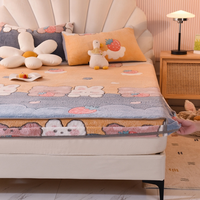 91家纺网 家纺一手货源 找家纺 慕梵家居2025新款雪花绒床笠 草莓兔