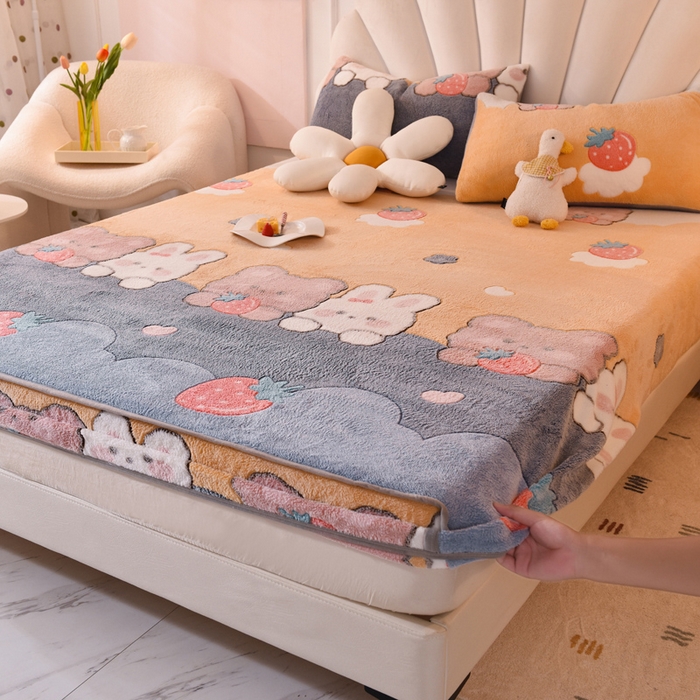 91家纺网 家纺一手货源 找家纺 慕梵家居2025新款雪花绒床笠 草莓兔