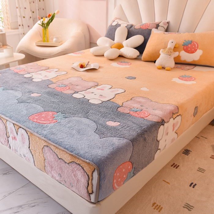 91家纺网 家纺一手货源 找家纺 慕梵家居2025新款雪花绒床笠 草莓兔