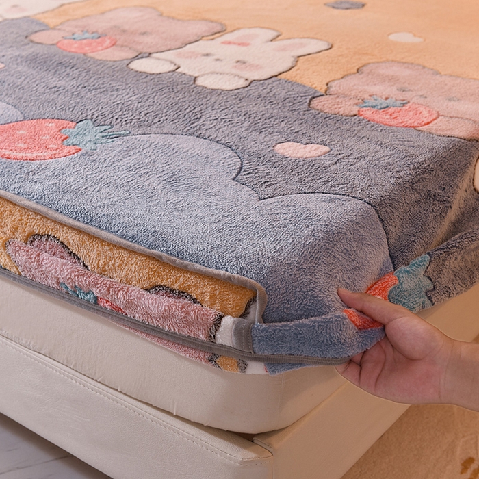 91家纺网 家纺一手货源 找家纺 慕梵家居2025新款雪花绒床笠 草莓兔