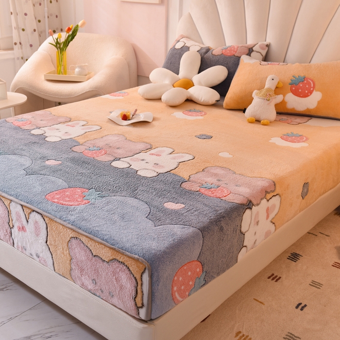 91家纺网 家纺一手货源 找家纺 慕梵家居2025新款雪花绒床笠 草莓兔