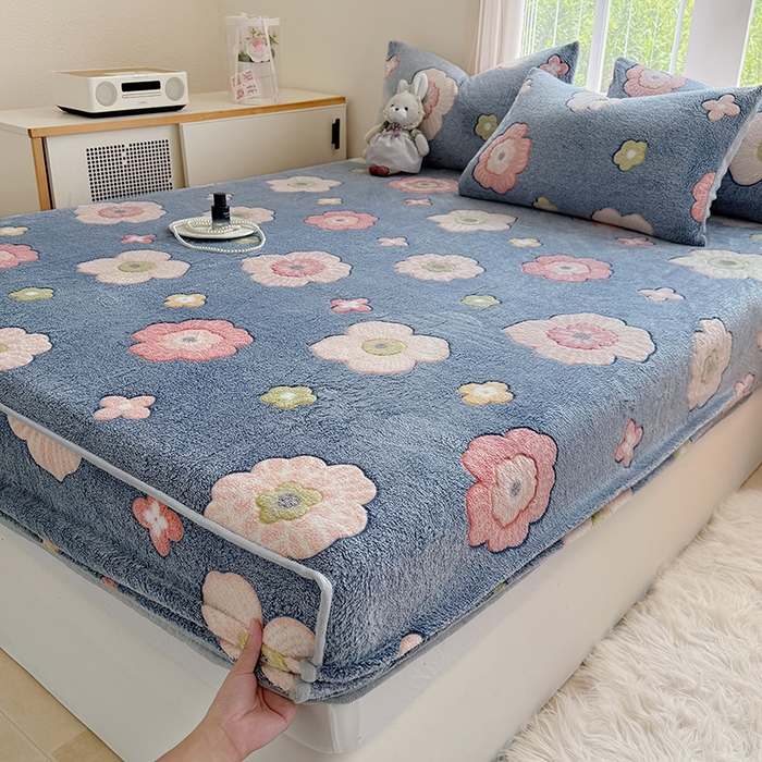 91家纺网 家纺一手货源 找家纺 慕梵家居2025新款雪花绒床笠 蓝调花语