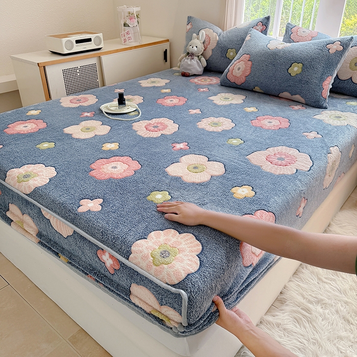 91家纺网 家纺一手货源 找家纺 慕梵家居2025新款雪花绒床笠 蓝调花语