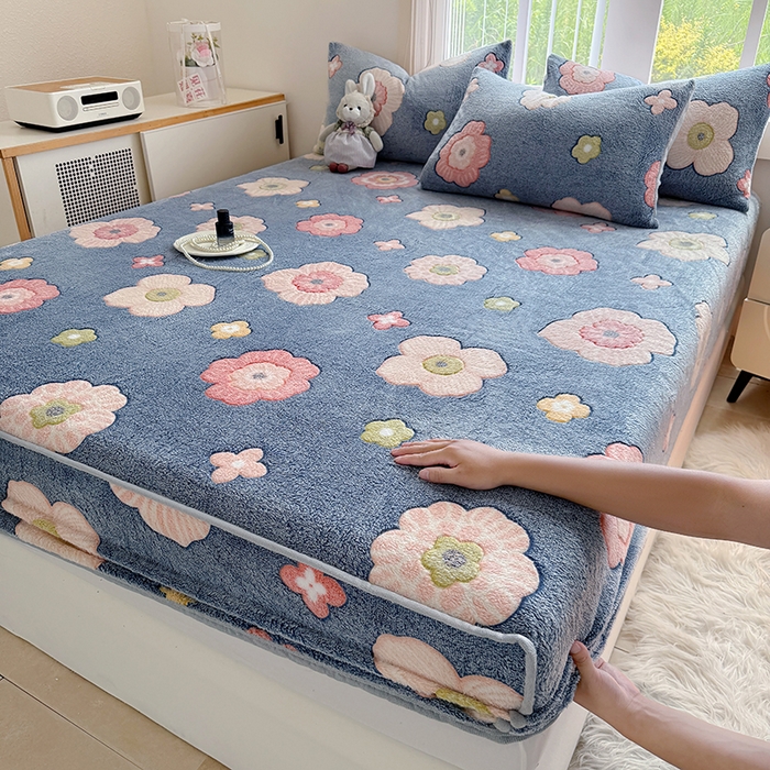 91家纺网 家纺一手货源 找家纺 慕梵家居2025新款雪花绒床笠 蓝调花语