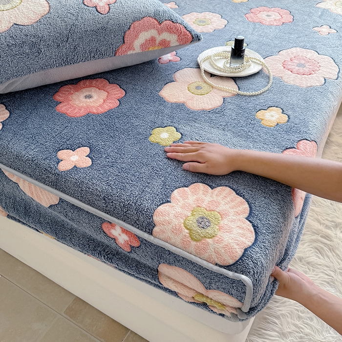 91家纺网 家纺一手货源 找家纺 慕梵家居2025新款雪花绒床笠 蓝调花语