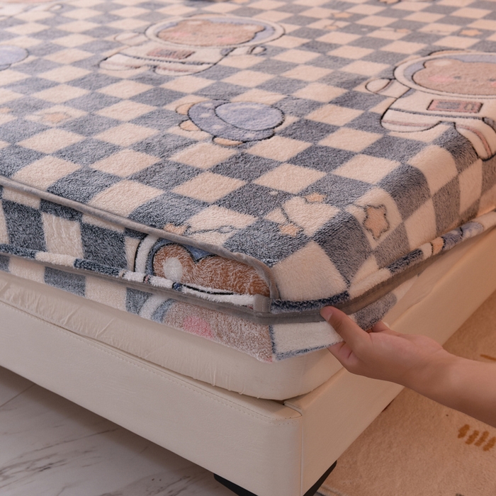 91家纺网 家纺一手货源 找家纺 慕梵家居2025新款雪花绒床笠 太空熊