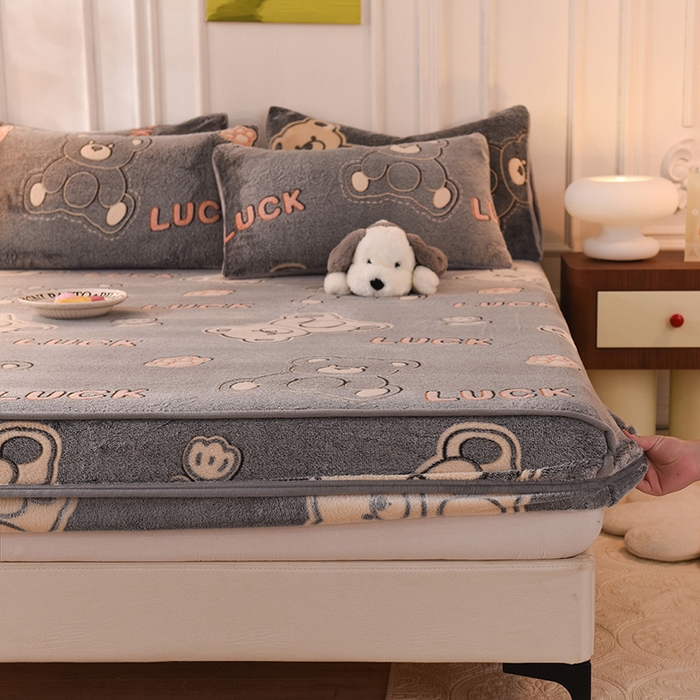 91家纺网 家纺一手货源 找家纺 慕梵家居2025新款雪花绒床笠 泰迪熊