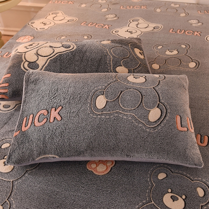 91家纺网 家纺一手货源 找家纺 慕梵家居2025新款雪花绒床笠 泰迪熊