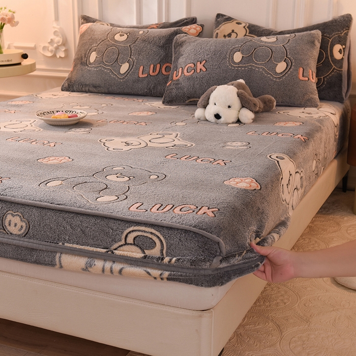 91家纺网 家纺一手货源 找家纺 慕梵家居2025新款雪花绒床笠 泰迪熊