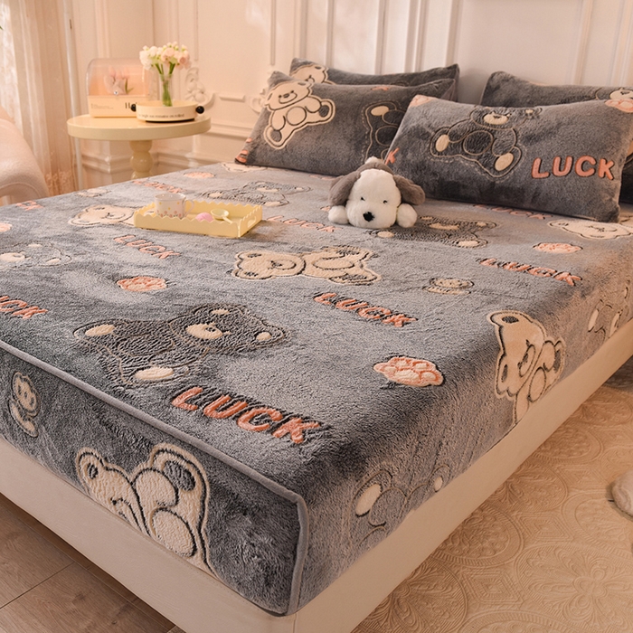 91家纺网 家纺一手货源 找家纺 慕梵家居2025新款雪花绒床笠 泰迪熊