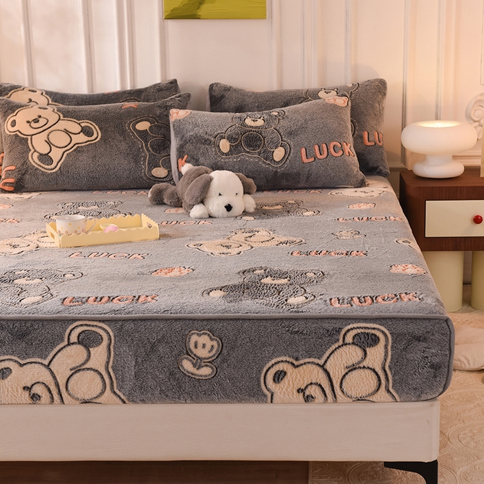 91家纺网 家纺一手货源 找家纺 慕梵家居2025新款雪花绒床笠 泰迪熊