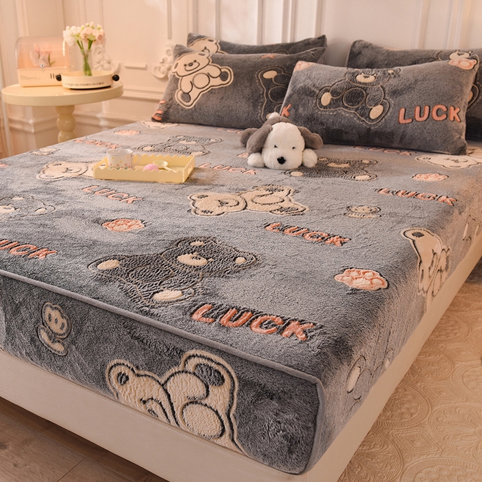 91家纺网 家纺一手货源 找家纺 慕梵家居2025新款雪花绒床笠 泰迪熊