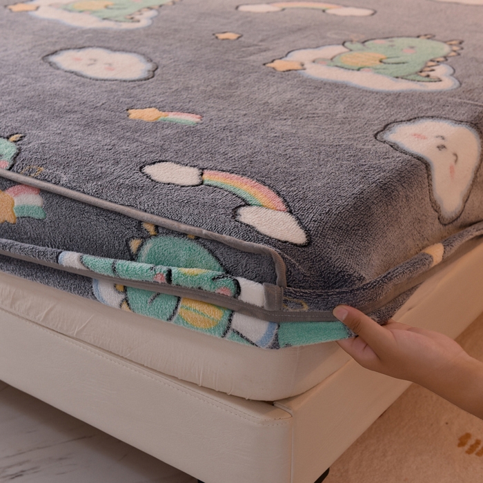 91家纺网 家纺一手货源 找家纺 慕梵家居2025新款雪花绒床笠 小恐龙