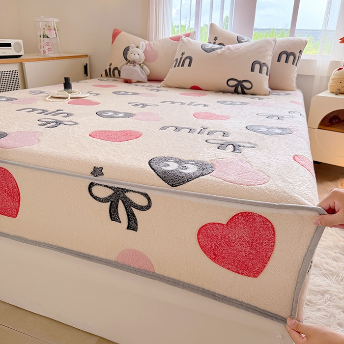 91家纺网 家纺一手货源 找家纺 慕梵家居2025新款雪花绒床笠 心动符号