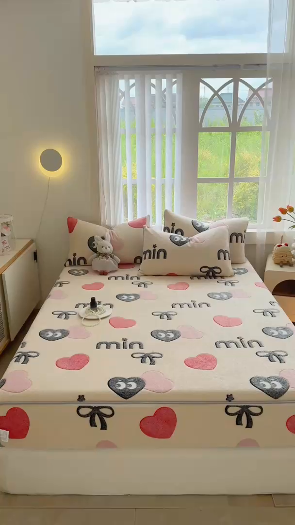 91家纺网 家纺一手货源 找家纺 慕梵家居2025新款雪花绒床笠 心动符号