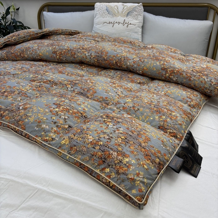 91家纺网 家纺一手货源 找家纺 太阳羽家纺 2025新款莱赛丝印花被加厚保暖被 樱花灰