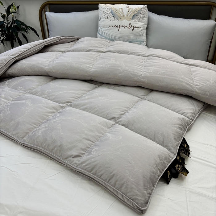 91家纺网 家纺一手货源 找家纺 太阳羽家纺 2025新款高端仿真丝提花被加厚保暖被 仿灰