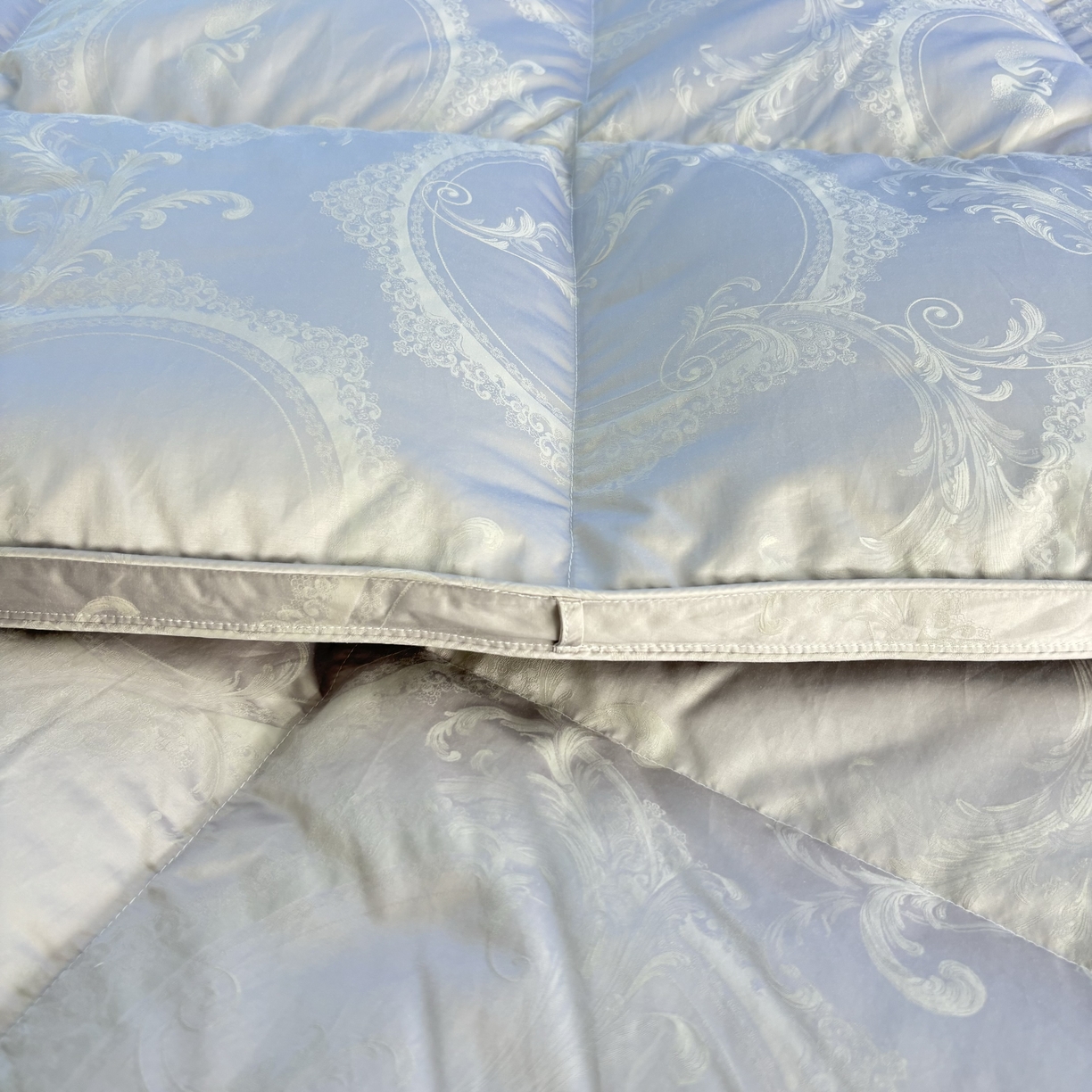 91家纺网 家纺一手货源 找家纺 太阳羽家纺 2025新款高端仿真丝提花被加厚保暖被 仿灰