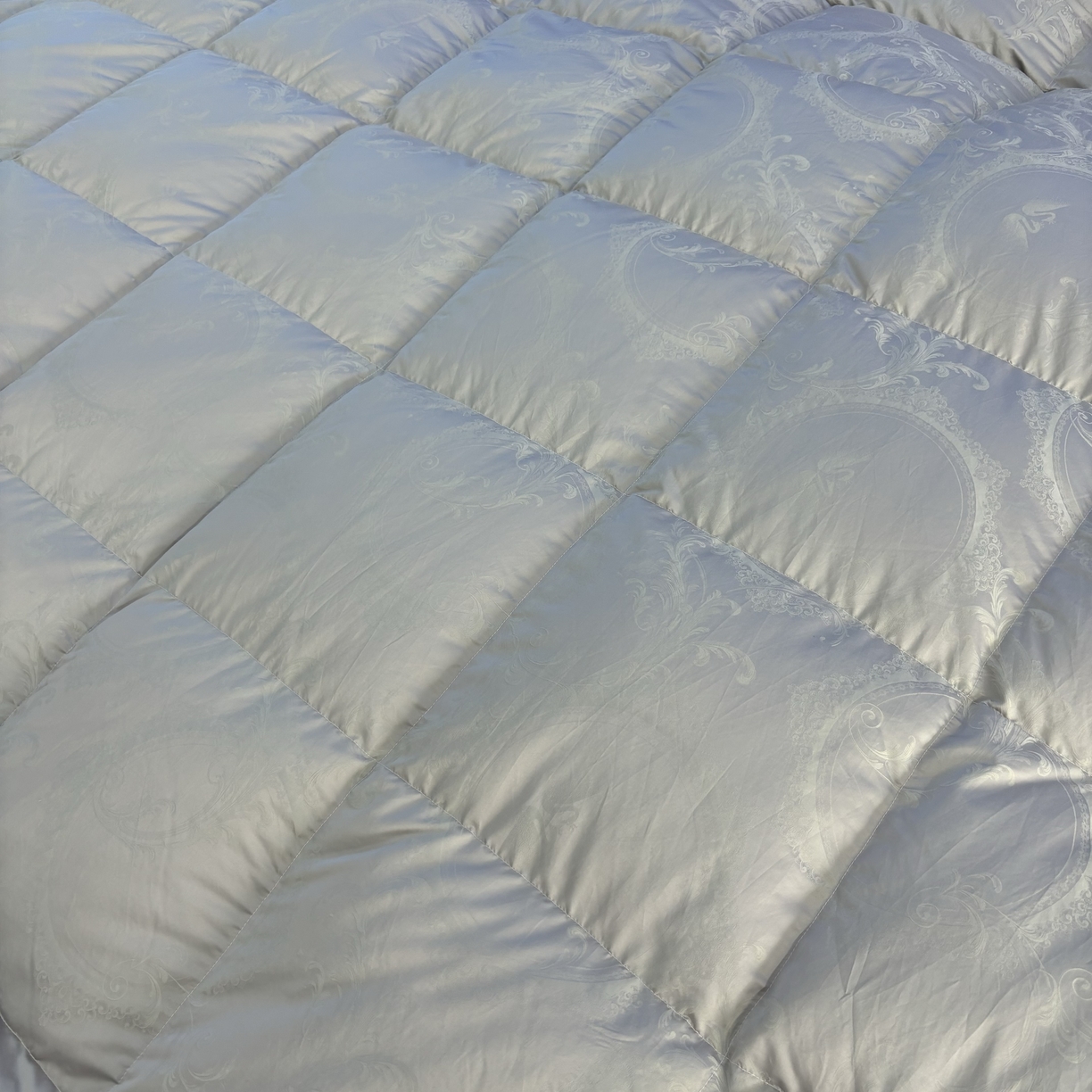 91家纺网 家纺一手货源 找家纺 太阳羽家纺 2025新款高端仿真丝提花被加厚保暖被 仿灰