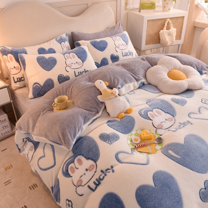 91家纺网 家纺一手货源 找家纺 慕梵家居2025新款雪花绒被套 爱心兔