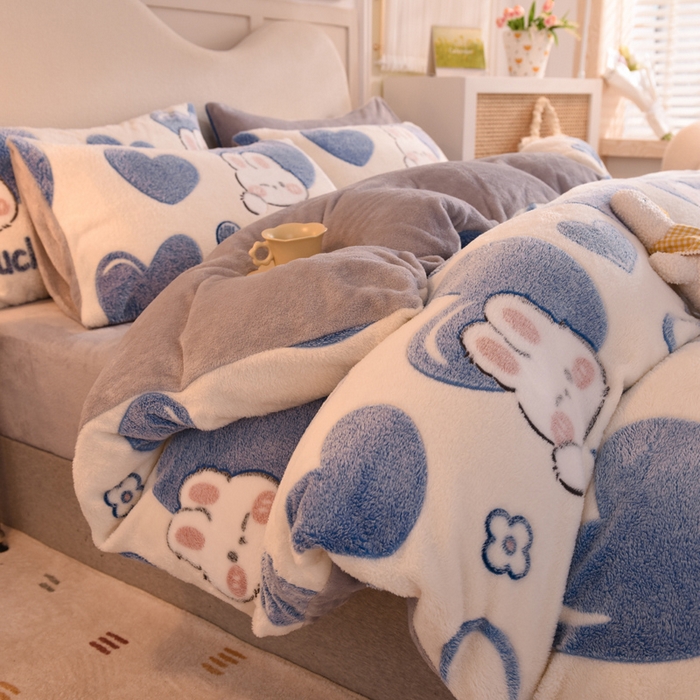 91家纺网 家纺一手货源 找家纺 慕梵家居2025新款雪花绒被套 爱心兔