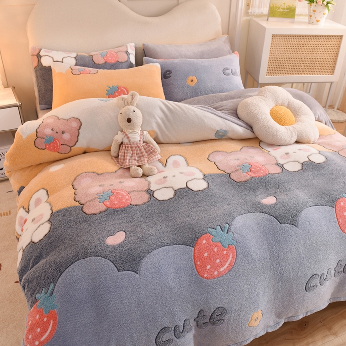 91家纺网 家纺一手货源 找家纺 慕梵家居2025新款雪花绒被套 草莓兔